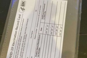 パスポート・ケースを注文した男性の元へ、ニセのワクチン接種証明書が届く