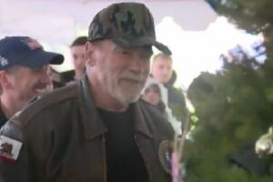 A・シュワルツネッガー、ホームレスの退役軍人のために25戸の家をプレゼント