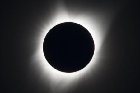 南極で皆既日食を観測、「炎の指輪」も40秒続く
