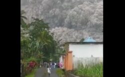 インドネシアで火山が噴火、黒い巨大な噴煙が村を襲い、15名が死亡【動画】