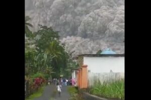 インドネシアで火山が噴火、黒い巨大な噴煙が村を襲い、15名が死亡【動画】