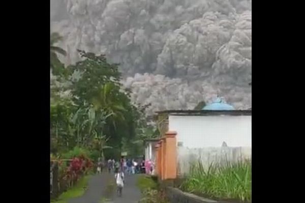 インドネシアで火山が噴火、黒い巨大な噴煙が村を襲い、15名が死亡【動画】