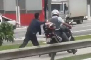 まるで奴隷時代…ブラジルで警察が容疑者を手錠でバイクにつないで走らせる