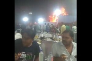 結婚式で火事が発生、それでも食事を楽しむインド人の動画