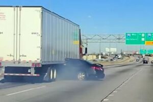 トラックが車を引きずりながら走行、乗用車には人が残っていた！