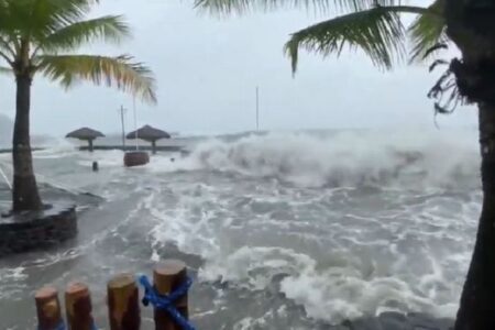 フィリピンで台風被害が拡大、破壊された町の様子【動画】