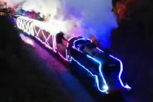 英でクリスマス・トレインが運行開始、光で飾られた姿が幻想的