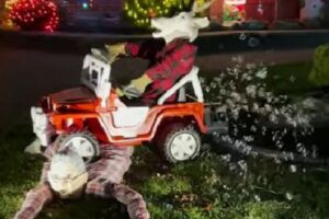 ニューヨーク州に飾られたクリスマスの人形が、人々の注目を集める