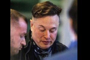 イーロン・マスクの新しいヘアスタイル、「まるで金正恩」との声も