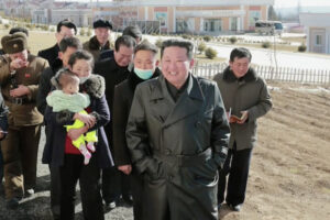 金正恩の黒革トレンチコート、流行しすぎでついに禁止へ