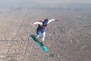 まるで空のスノーボード、160回スピンでギネス世界記録