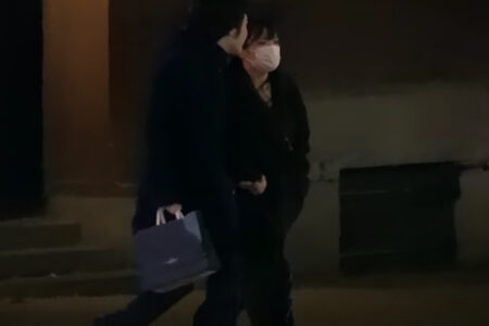 夜のニューヨークを手をつないで歩く小室夫妻を、パパラッチが撮影