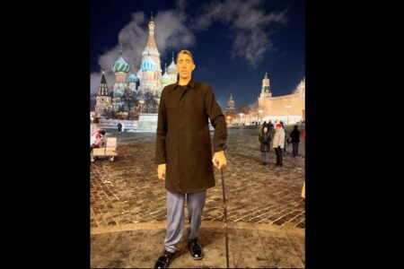 世界一背の高い男性、結婚相手を探しにロシアへ旅立つ