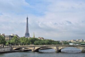 フランスで1日の新規陽性者が10万人を越える、入院患者も倍増