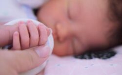 母親を新型コロナで亡くした赤ん坊のために、多くの母乳が寄付される