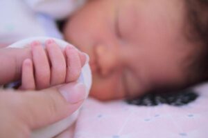 母親を新型コロナで亡くした赤ん坊のために、多くの母乳が寄付される