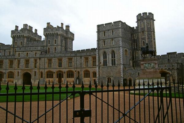 エリザベス女王がいた城の敷地内に、男が武器を持って侵入・逮捕