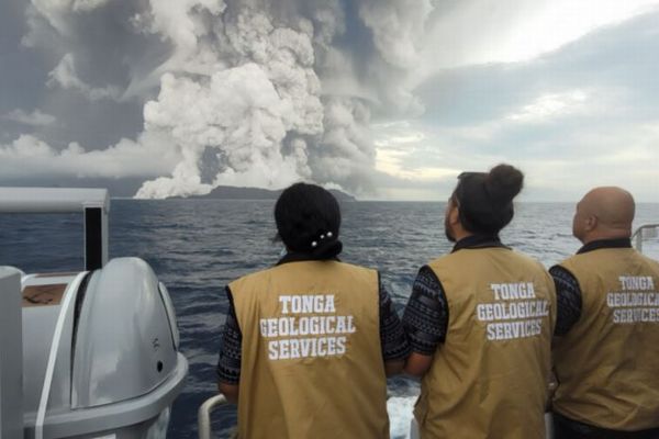 トンガ沖で地質学者らが海底火山の初期噴火を観測していた！写真を公開