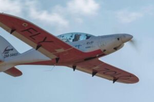 19歳のイギリス人、女性で最年少の世界単独飛行に成功