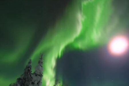 空を覆いつくす緑色の光、フィンランドで撮影されたオーロラが美しい