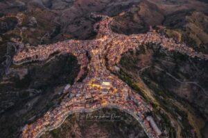 イタリアにある村が人間の形をしていると判明、ドローン写真が話題に