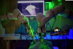 ロボットが人間の力を借りずに、単独でブタの腹腔鏡手術に成功