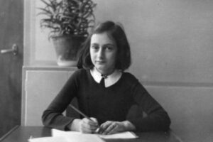 アンネ・フランクの家族を裏切り、ナチスに密告した人物を特定か？