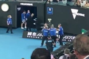 全豪オープンの決勝戦で、男が抗議のためにコートへ侵入