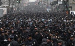 殉職した仲間の葬儀に多くの警察官が集まり、通りを埋め尽くす【ニューヨーク】