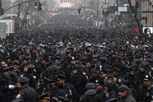 殉職した仲間の葬儀に多くの警察官が集まり、通りを埋め尽くす【ニューヨーク】