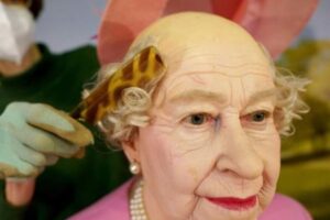 ドイツにあるエリザベス女王の蝋人形、頭がハゲていたことが判明