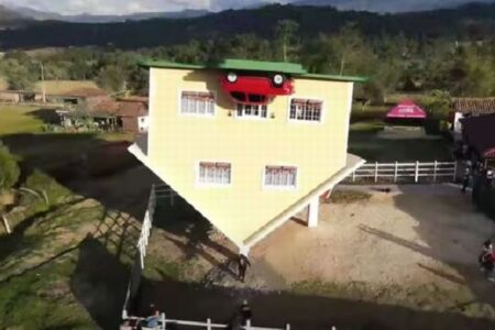 コロンビアに「逆さまの家」が登場、錯覚を引き起こす観光スポットが人気