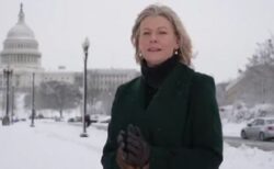 BBCの女性レポーター、撮影中に突風に襲われ、雪まみれになってしまう