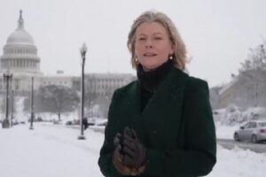 BBCの女性レポーター、撮影中に突風に襲われ、雪まみれになってしまう
