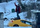 凍った川を車が疾走、氷の穴にはまり沈没、女性ドライバーを救助【カナダ】