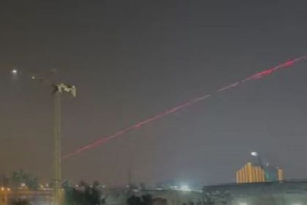 イラクにある米大使館に向けロケット弾、防衛システムにより撃墜【動画】