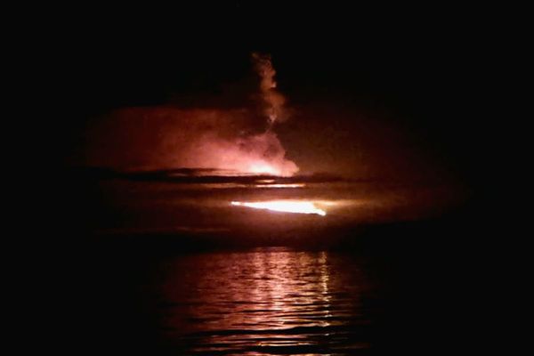 ガラパゴス諸島の島で火山が噴火、ガスと灰の雲が太平洋上に広がる