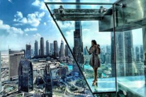 ドバイにある高層ビル、さまざまなアトラクションがスリル満点