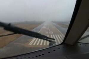 地上寸前まで滑走路が見えない！着陸を成功させたパイロットがスゴイ