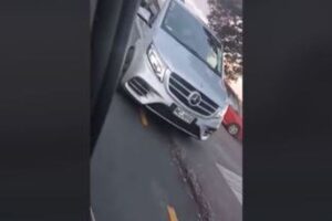 NZで反ワクチン派がアーダーン首相の車を追いかけ、「ナチス！」と罵声を浴びせる！
