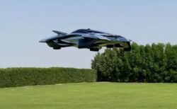 洗練されたデザインの空飛ぶ自動車、試作機の飛行テストに成功