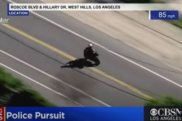 逃走中のバイクが車に衝突、テレビの生中継中にライダーの体が宙を舞う