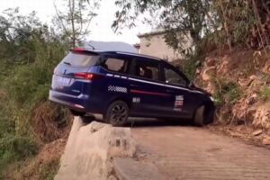 狭い崖の上で恐怖のUターン、命知らずなドライバーが凄すぎる！【動画】