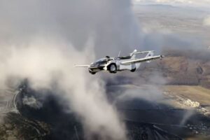 スロバキアの「空飛ぶ車」が安全テストに合格、使用認可が下りる