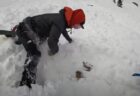 米で2人の学生が、雪崩に埋まったワンコを救出【動画】