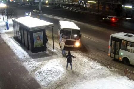ロシアで路面凍結によりバスがスリップ、コントロールを失い歩道に突っ込む
