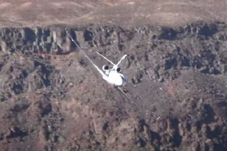 狭い峡谷をプライベートジェットが飛行、撮影された動画がスリリング