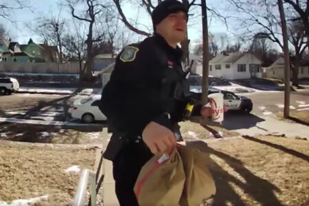 デリバリードライバーを逮捕後、サンドイッチの配達を個人的に完了させた警察官が話題に