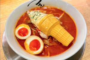 大阪の「ソフトクリームのせ味噌ラーメン」、海外でも波紋