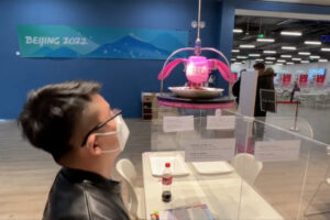 【北京五輪】料理が天井から降りてくるだけじゃない!食堂やホテルでのロボット化がすごい